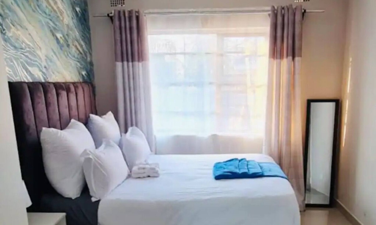 Harare House | Emerald Suite Sleeps 6 with Free Parking