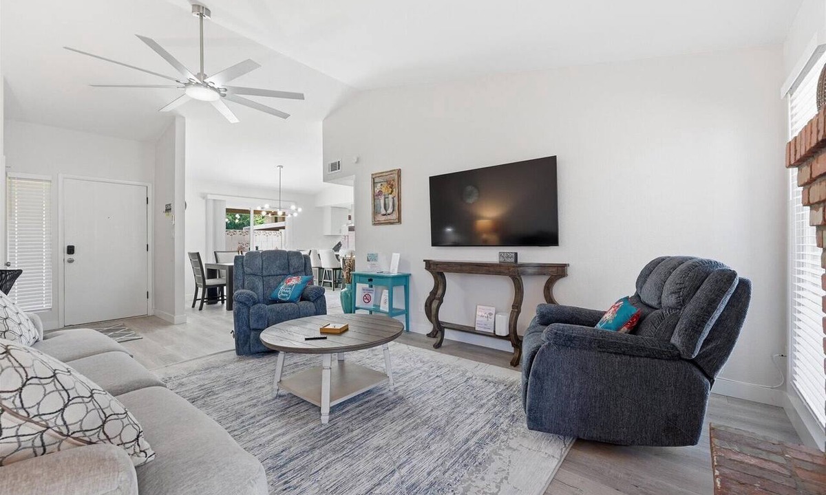 Bellair House | Endless Summer-2 BR 2 BA newly renovated: Close to Phoenix Scottsdale & Glendale