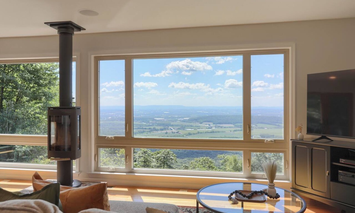 Rehrersburg Ski Chalet | Entire Romantic Blue Mountain Home | Hot Tub & EV Charger