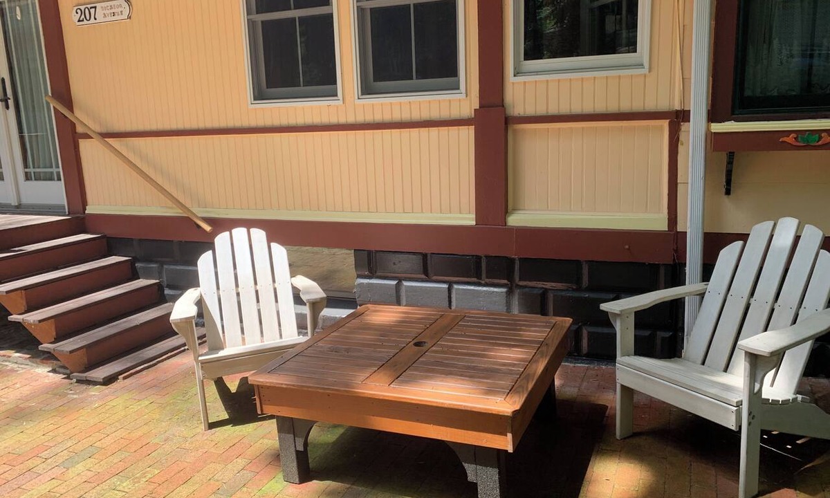 Mount Gretna Heights Cottage | Family Lake Days - Walk to Beach, Shows, Ice Cream