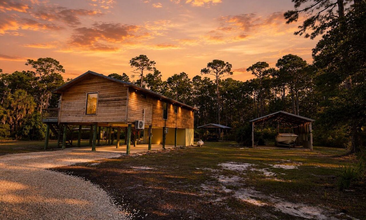 Port St. Joe Cabin | "Fish On!"- Cozy Cabin w/boat parking and Starlink Internet. Pet Friendly!