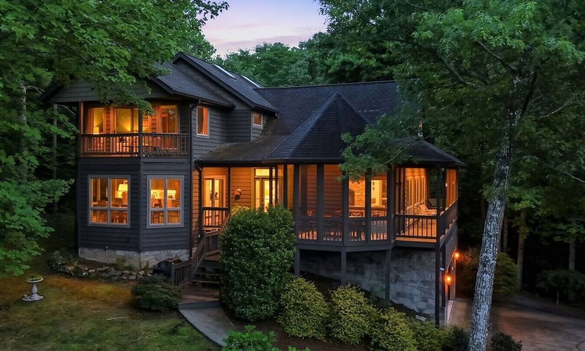 Townsend Cabin | Fox Hollow | Views, Hot Tub, Game Room, Play Area!