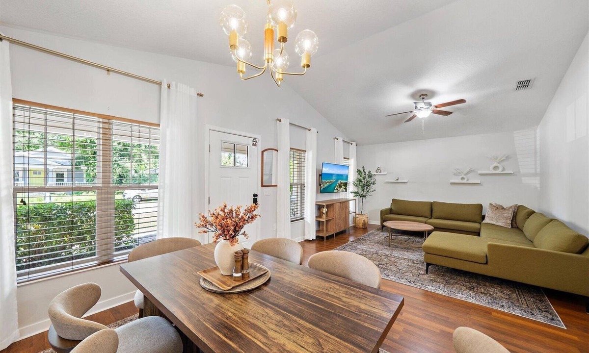 Newtown House | Getaway Mins to Lido Beach, Siesta Key, Sarasota Downtown, Ringling College