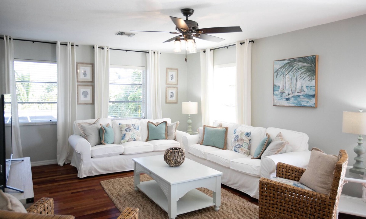 Holmes Beach House | Golf cart+4BR/3B 2100sq Renovated, Large Pool and deck