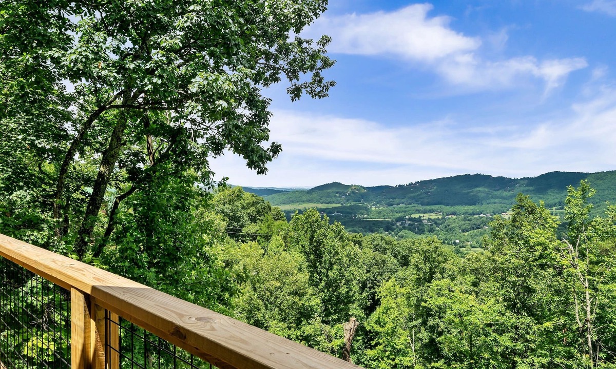 Smoky Mountains Cabin | Great View, Private setting, Fire Pit, Game Room, Pool, Hot Tub, Gas Grill, Pets