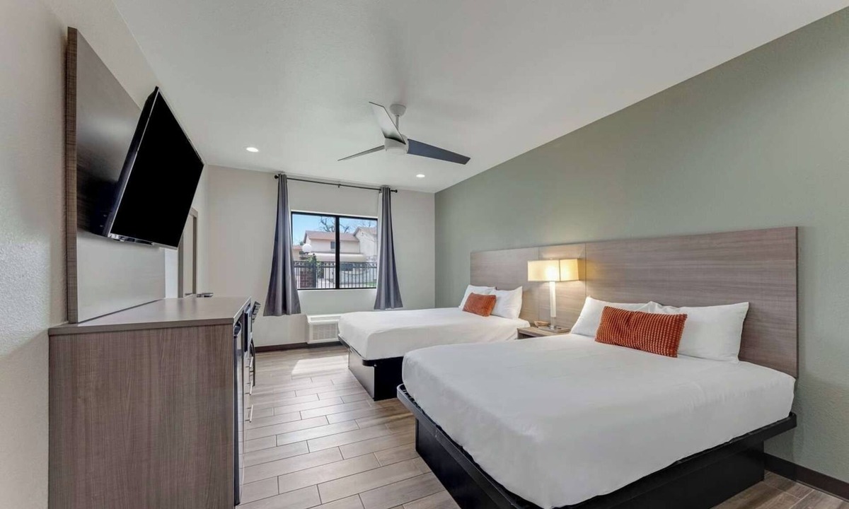 Eastside Promise Neighborhood Hotel | Groups’ Choice: 3 Comfortable Rooms Near Downtown w/Free Breakfast