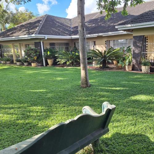 Harare House | Guesthouse with green garden and pool - 2102