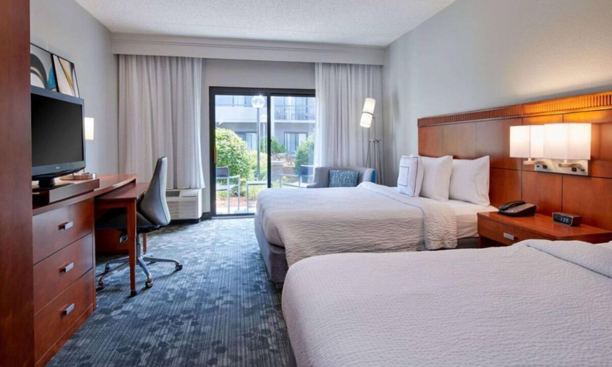 Eden Prairie Hotel | Have a Relaxing Stay! Two Units, Indoor Pool, Pets are Welcome with Fee