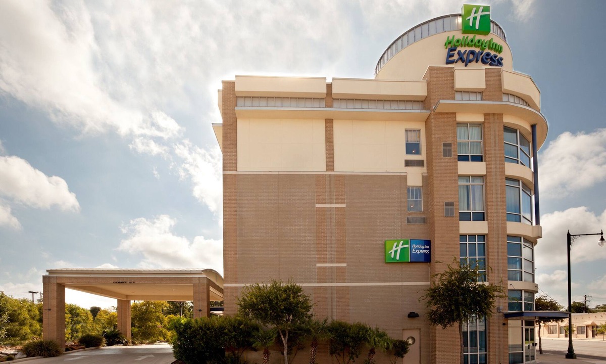 Near East Side Hotel | Holiday Inn Express San Antonio Rivercenter Area, an IHG Hotel