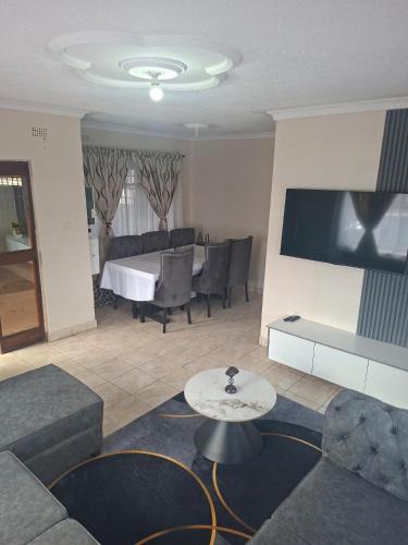 Harare Apartment | Home away from home in Sunway City, opposite Zimre Park Ruwa