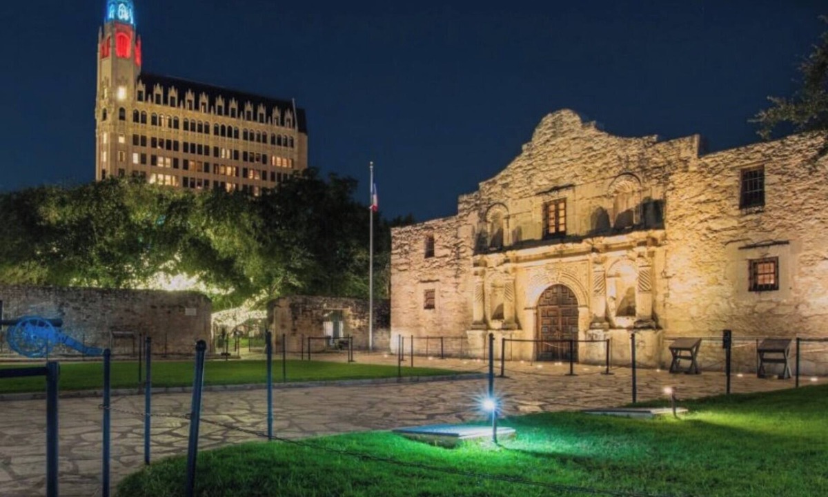 Near East Side House | Home by the Dome! 2BR Downtown San Antonio Alamodome Hemisphere close!r