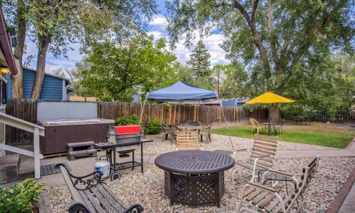 Central Colorado Springs House | Hot tub fire pit 2 blocks from Colorado College CC