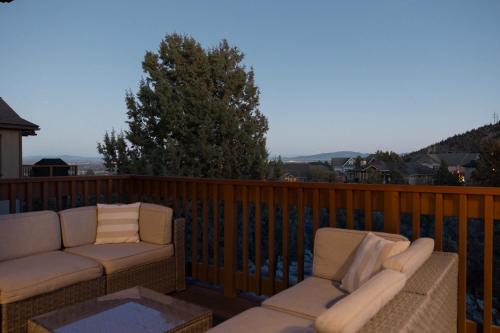 Redmond House | Hot-Tub - Modern 5BDR Family Retreat - Sleeps 11