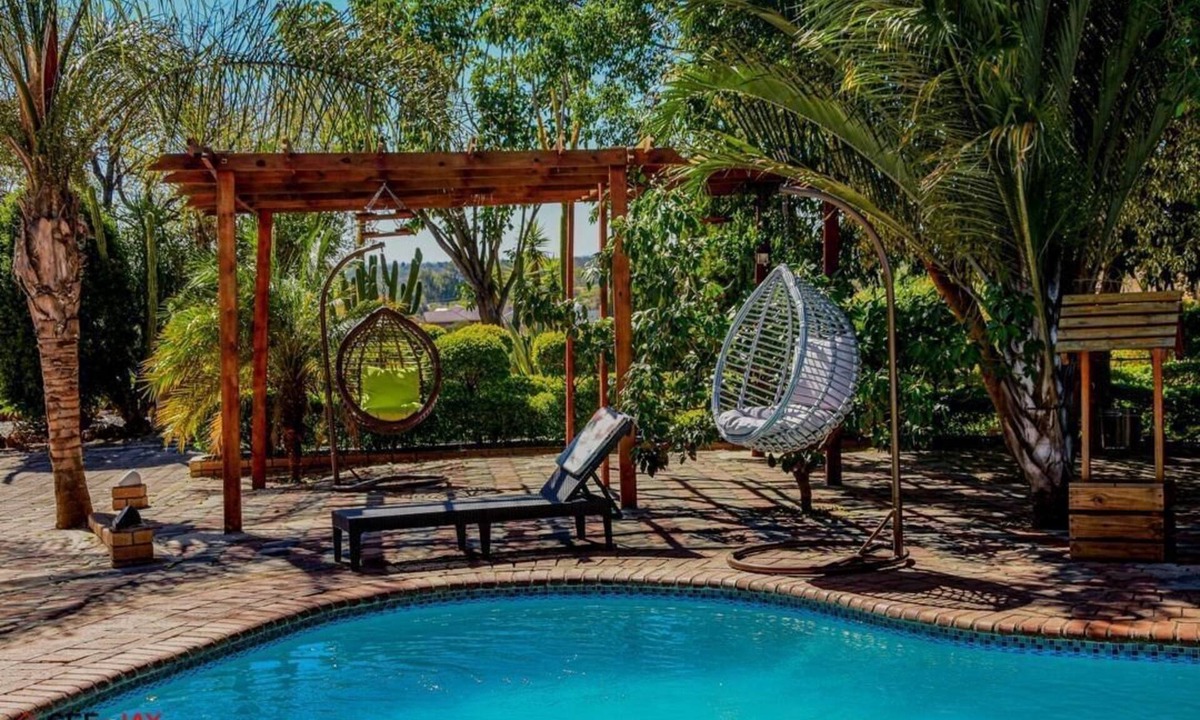Bulawayo House | House - Sleeps 10 - Pool - Parking - Patio