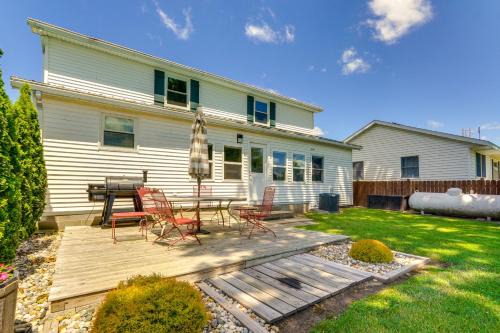 Howe House | Howe Retreat w/Fire Pit + Private Boat Dock!