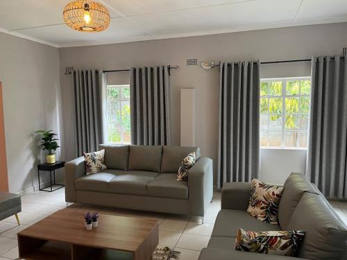 Victoria Falls House | Hungwe House