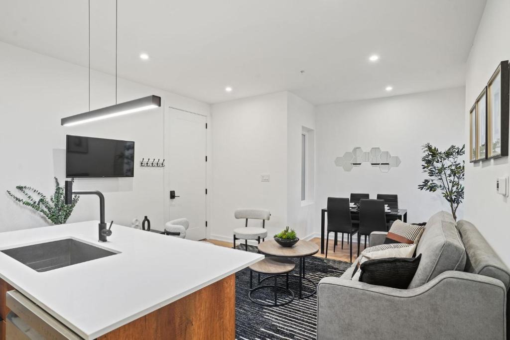 Shaw Apartment | Huxley 2 Downtown DC Walk to Convention Center