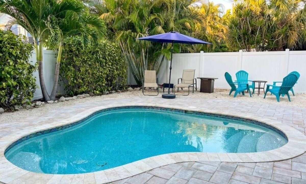 Holmes Beach House | Island Vibe 3: Close to Beach with Private Heated Pool