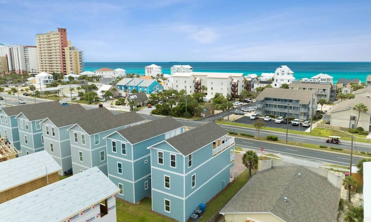 Holiday Beach House | July Beach Days & Sunset Nights – Hot Tub, Arcade, Fire Pit, Sun Deck, BBQ grill