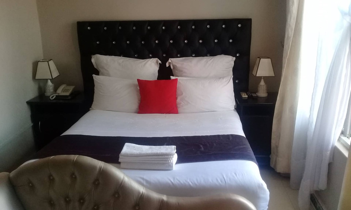 Lusaka Cabin | Kakwele Lodge & Tours
