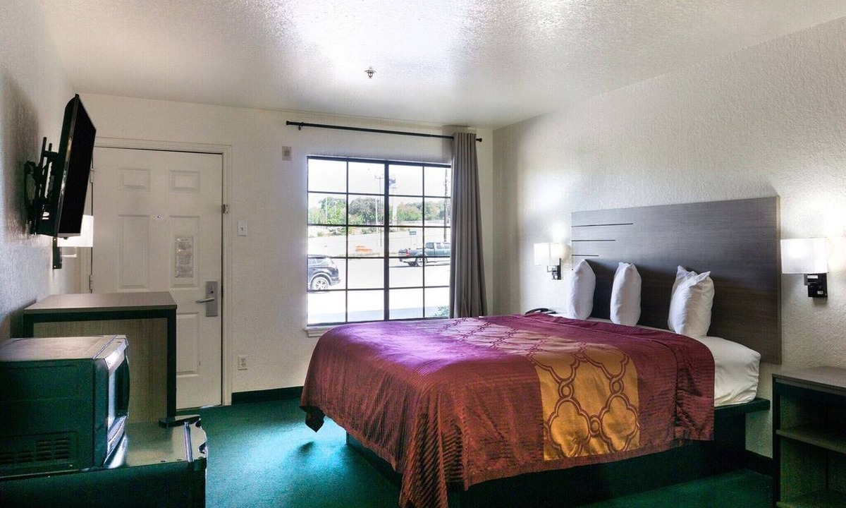 San Antonio Apartment | King Bed | Smoking | San-Antonio