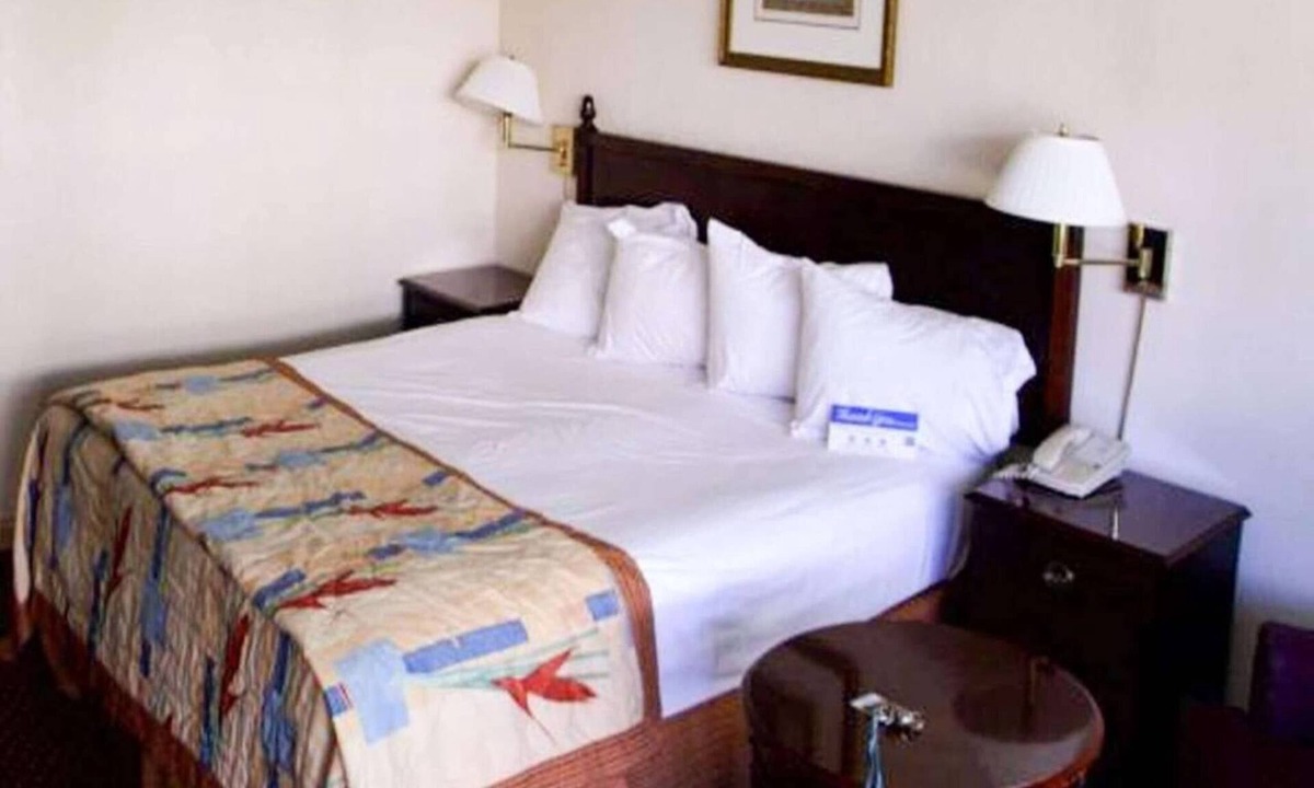 Milledgeville Apartment | King Bed with Kitchenette Non-Smoking