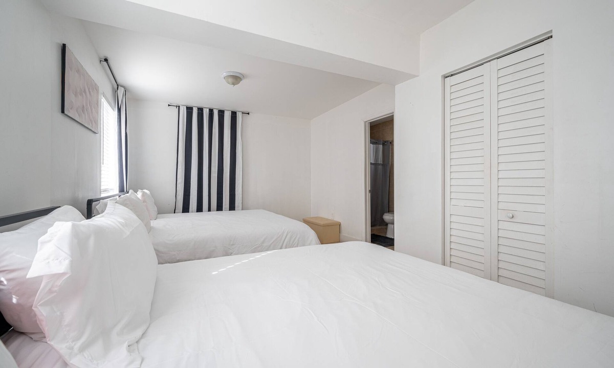 West Little River House | King Size Beds, Chef's Kitchen & Central Location