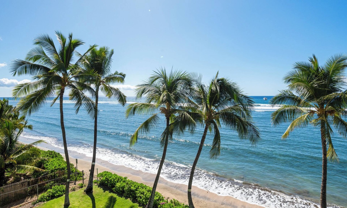 Historic Lahaina Front Street Condo | Lahaina Shores Unit #405