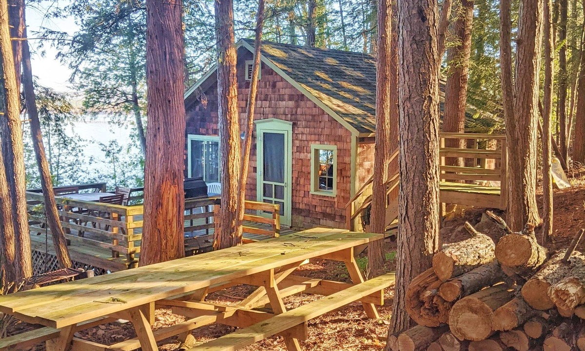 Vergennes Cabin | Lakefront cottage with private beach. Canoe, Firepit, Pet Friendly. Family owned