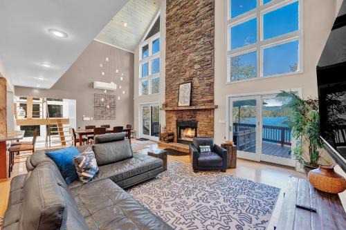 Lake Ariel House | Lakefront Sunsets, Hot Tub, Pool Table, Kayaks