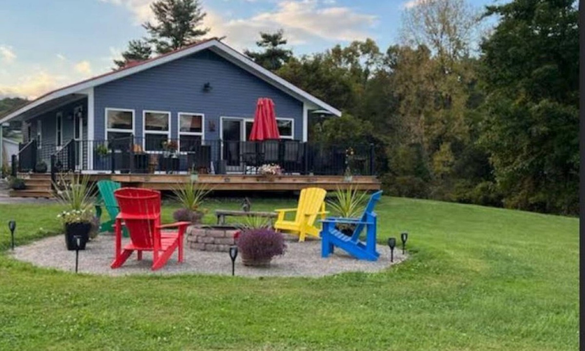 Westport House | Lakeside cottage with lake and mountain views, boat launch access & amenities.