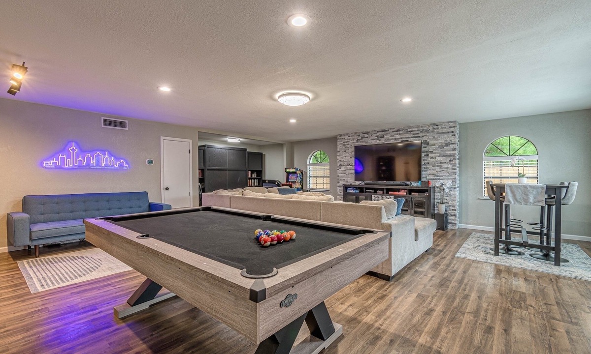 Shearer Hills - Ridgeview House | Large Spacious House w/Pool Table/Fire Pit! Close to Downtown,The Pearl,Airport