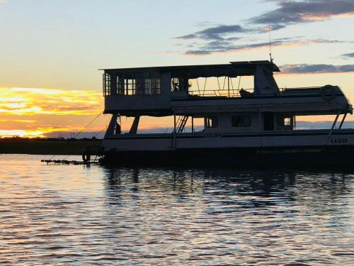 Kariba Boat Rental | 'Lekker' off grid Houseboat escape - adventure & serenity on Lake Kariba