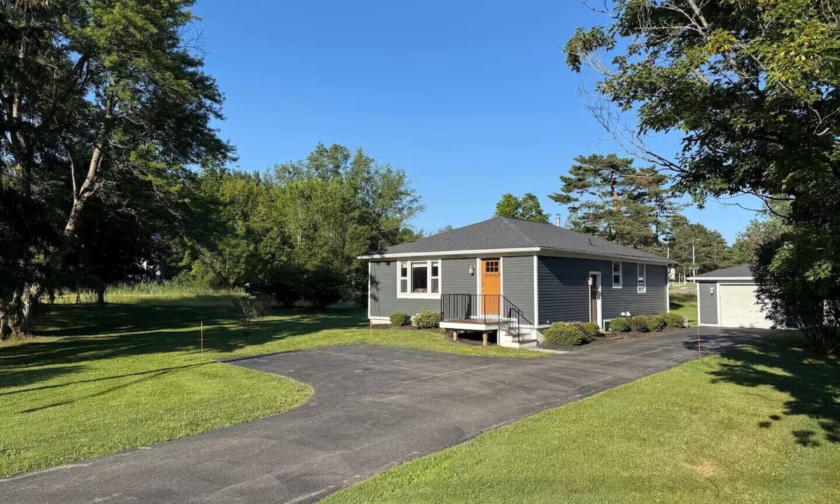 Orchard Park House | Little Blue House on the Corner - 5bedroom/2bath