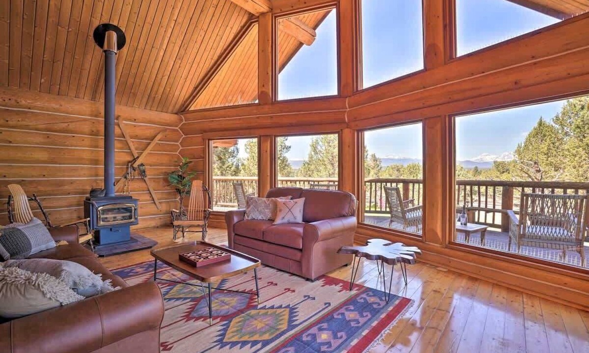 Bend House | Log Home w/view, Ping Pong, Cornhole, Gas FirePit!