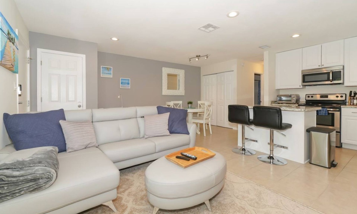 South Sarasota Cottage | Lovely ❤ Cottage - VERY close to Siesta Beach, Downtown, Shopping and More!