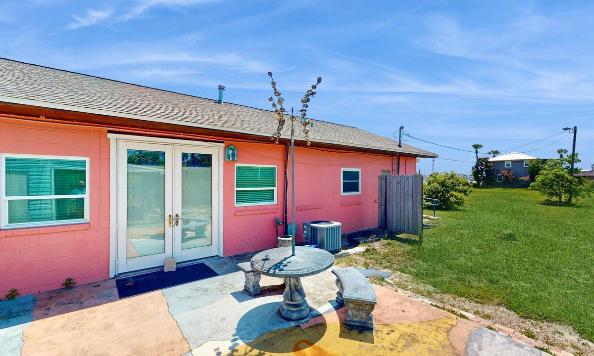 Mexico Beach Condo | Lovely home close to beach with patio, central AC, full kitchen, & washer/dryer