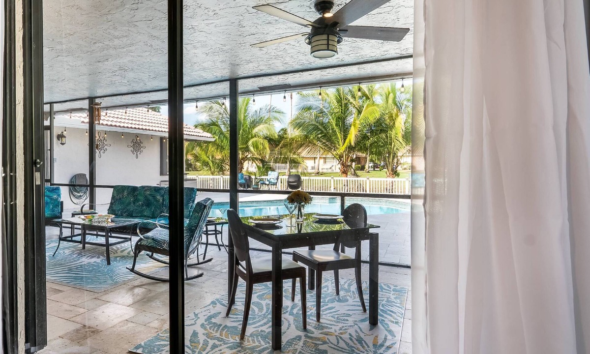 Coral Springs House | Luxurious Waterfront Home with Private Pool, Modern Kitchen, Near Shopping and South Florida Beaches
