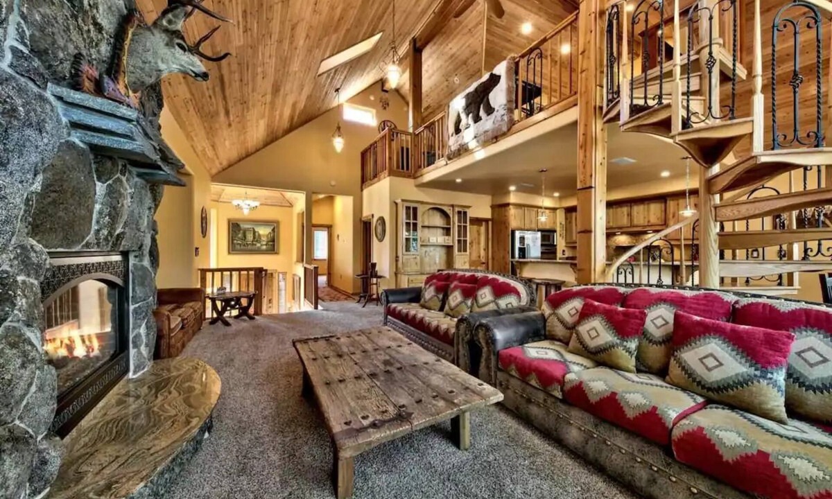 Tahoe Paradise House | Luxury House, Hot Tub, Pet Friendly, Pool Table, EV Charger