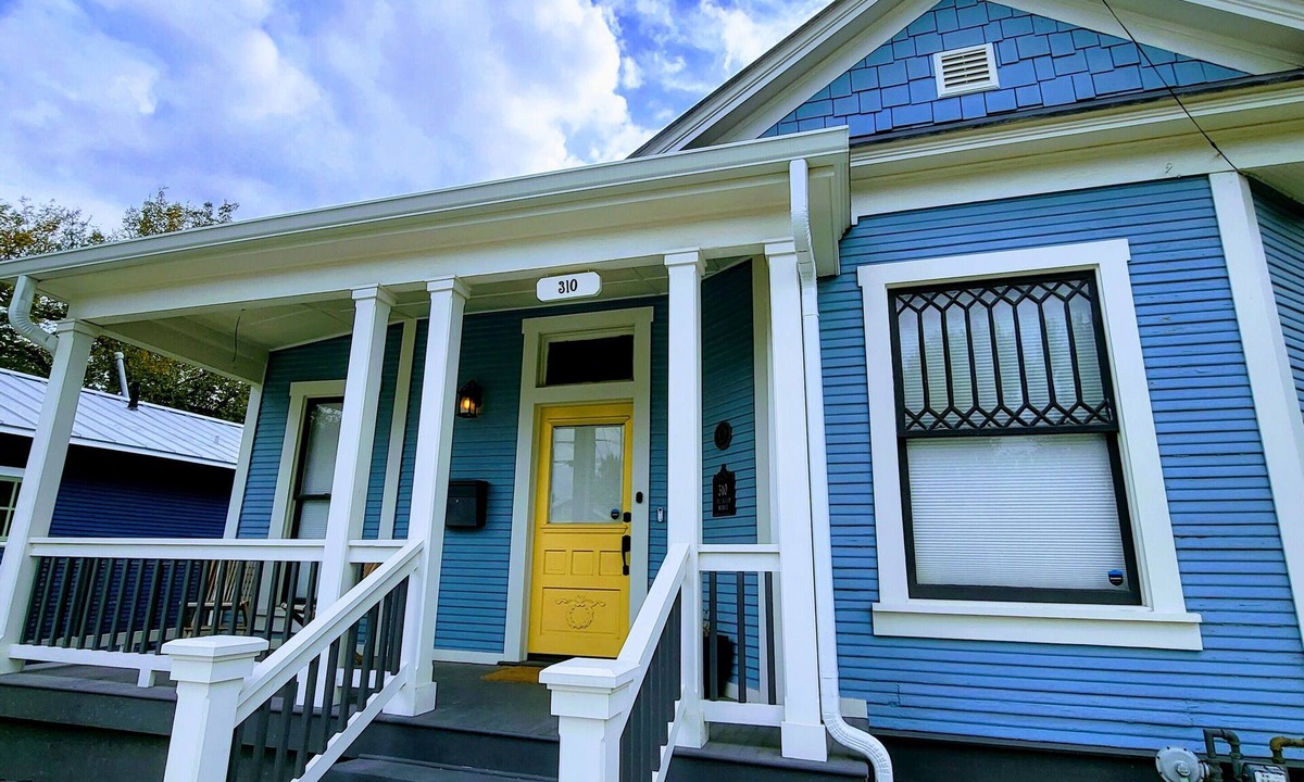 Southtown House | Luxury Lavaca Historic Downtown SA walk to Hemisfair, conventions, Riverwalk