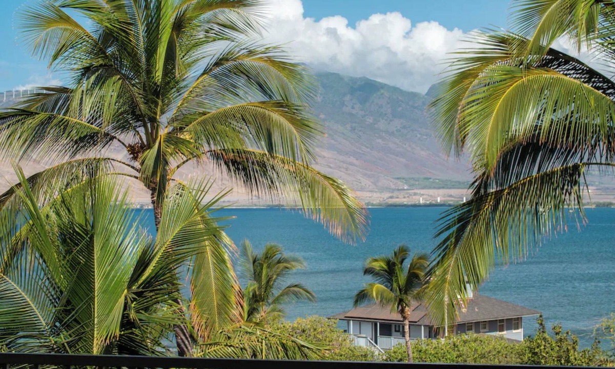 Kihei Condo | LUXURY PENTHOUSE 2 BDRM OCEANFRONT BUILDING: Just steps from the beach!