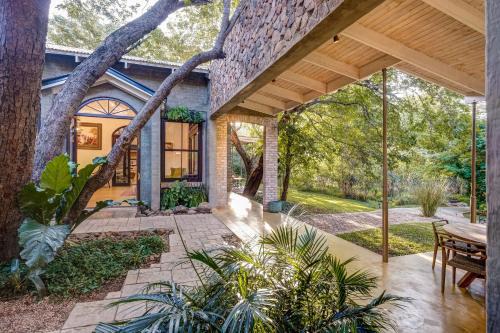 Victoria Falls Hotel | Mbano Manor Hotel Victoria Falls