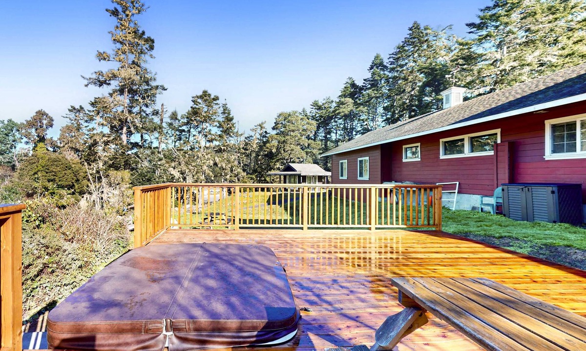 Mendocino House | Mendocino Lodge with Hot Tub and Fireplace