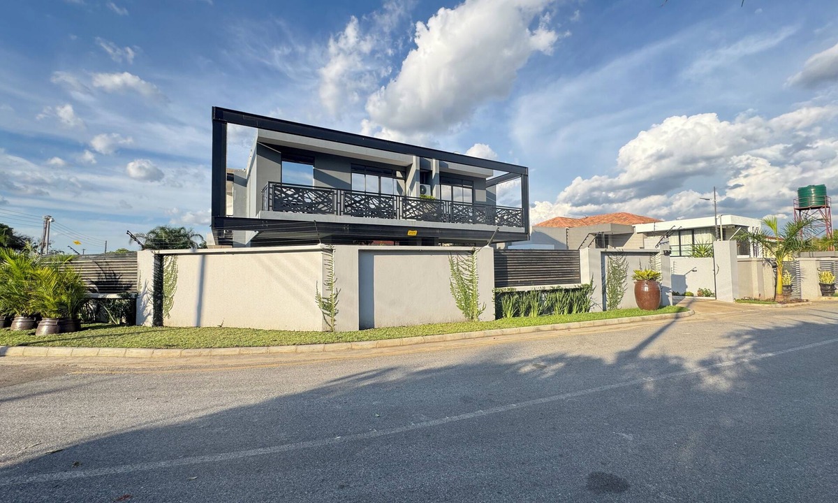 Lusaka Apartment | Modern cosy 2Bd Apartment in Serene Roma park with 24/7 Power WiFi and AC
