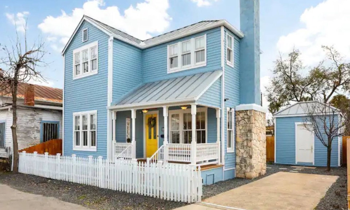 Southtown House | Modern Downtown Stay Near Alamo w/Hot tub & Deck