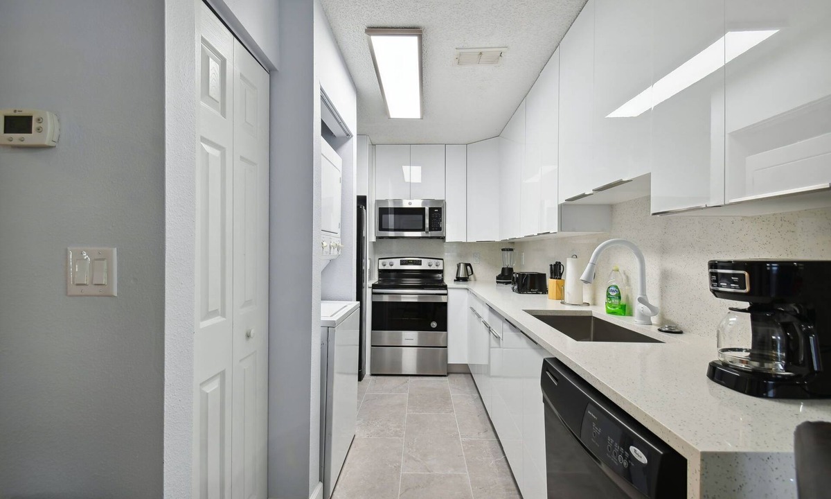 Lindfields Villa | Modern Mickey! NEW Top To Bott, Sleeps 7, Pool, Near Dis, Univ, NO Steps!