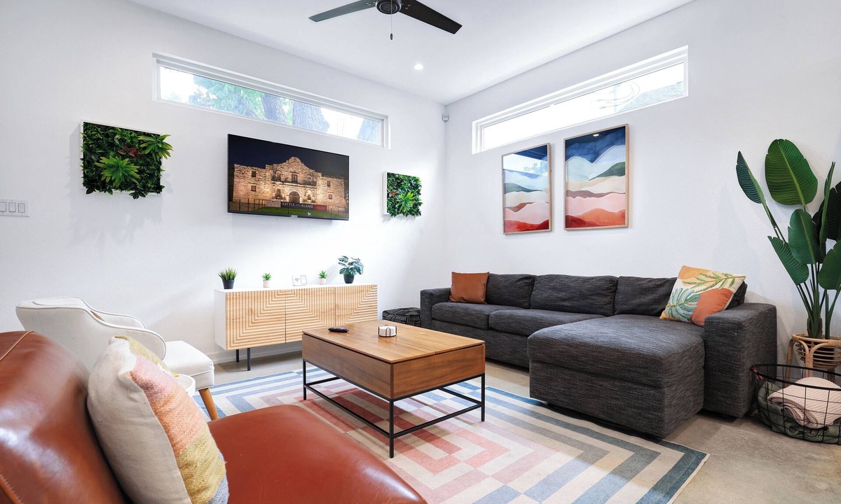 Eastside Promise Neighborhood House | Modern SA Home Nr DT + River Walk + Alamo | WiFi