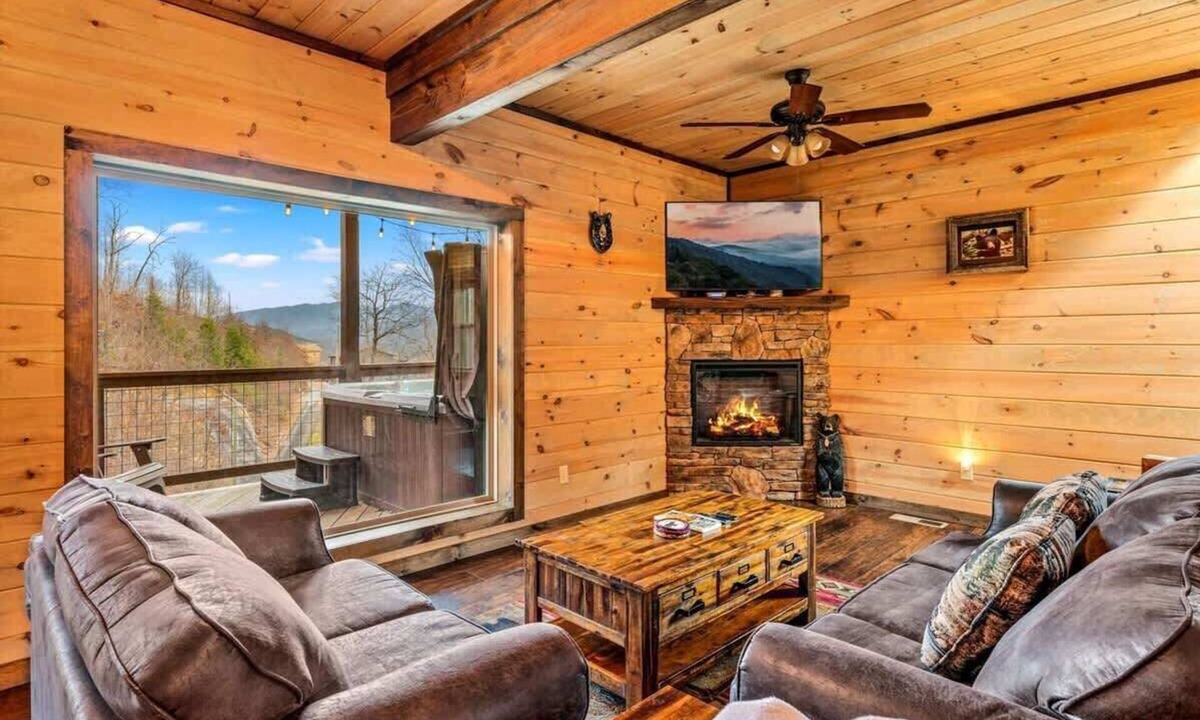 Chalet Village North Cabin | Mtn Time Dog-Frndly HotTub MtnView 2 KSuites
