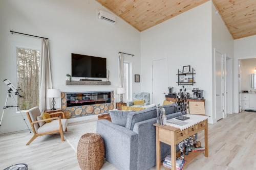 Andrews House | Mtn-View 'Hidden Falls' Cabin w/Hot Tub & Deck