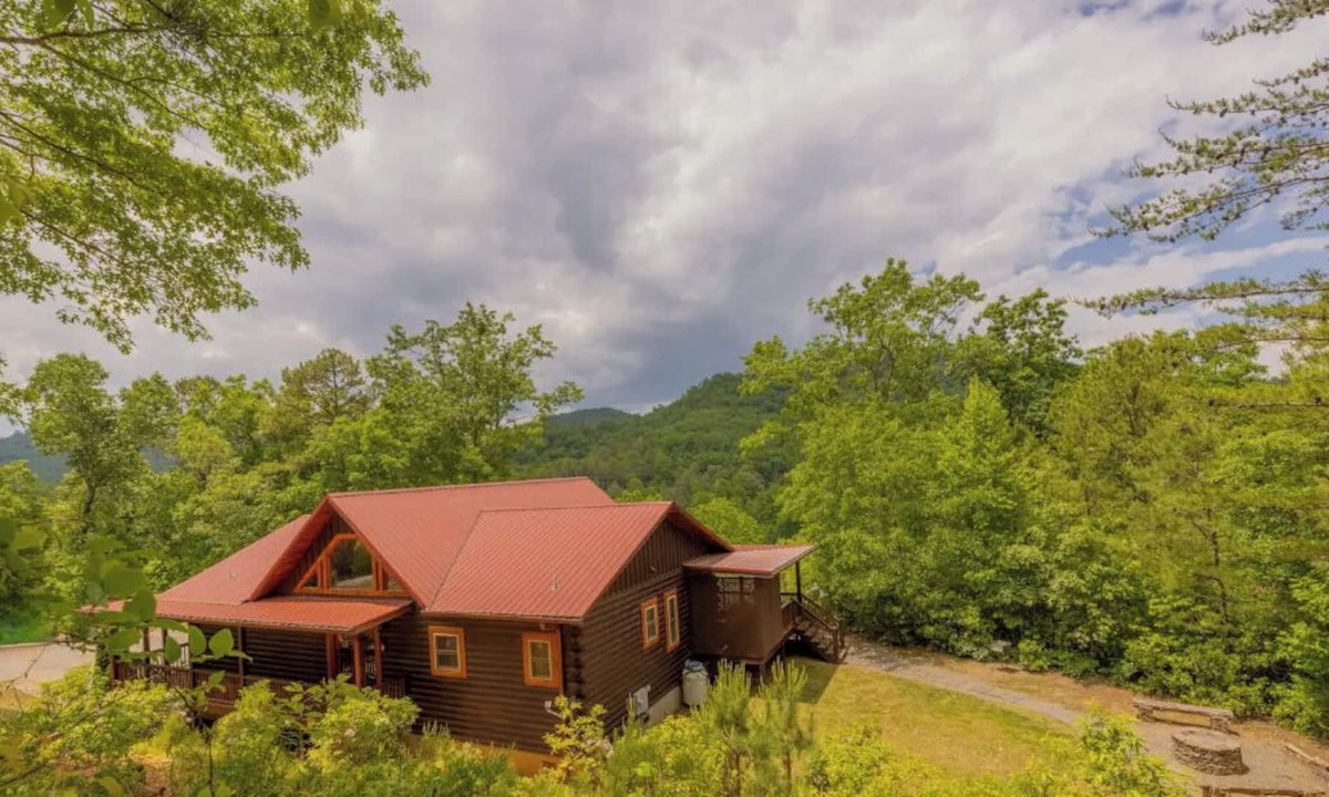 Bryson City Cabin | Nantahala Nights, sleeps 8 with Smoky Mountain Views!